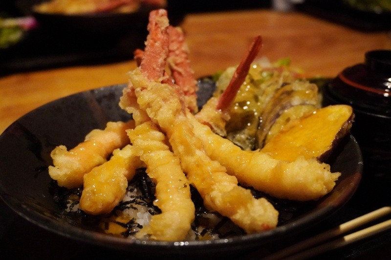 ボリューム満点の「香住ガニ天丼」