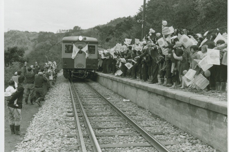 余部駅一番列車（昭和33年4月撮影）