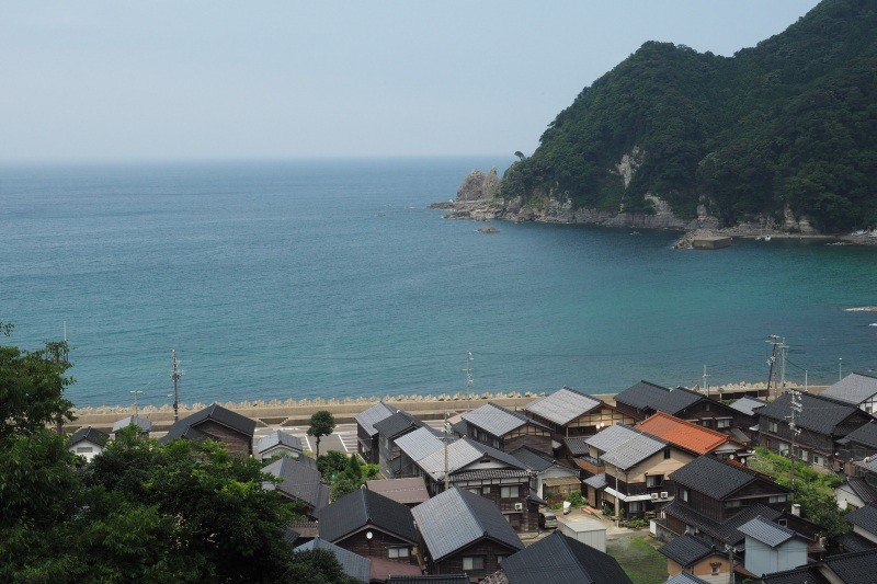 空の駅から余部湾を俯瞰する