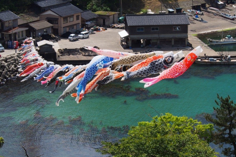 海を泳ぐ鯉のぼり