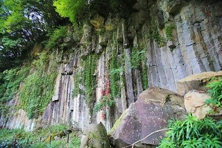 節理の岩肌が美しい　味取（みどり）の俵石